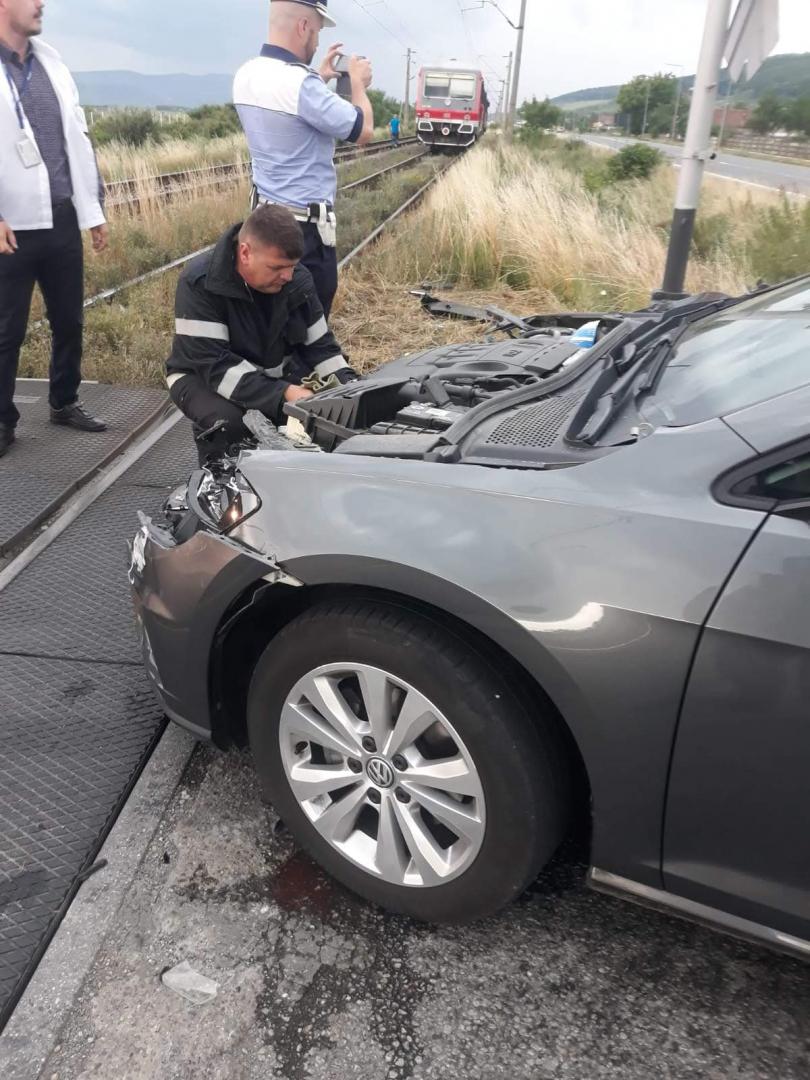 Mașină lovită de tren în Dej / Șoferul a trecut pe roșu