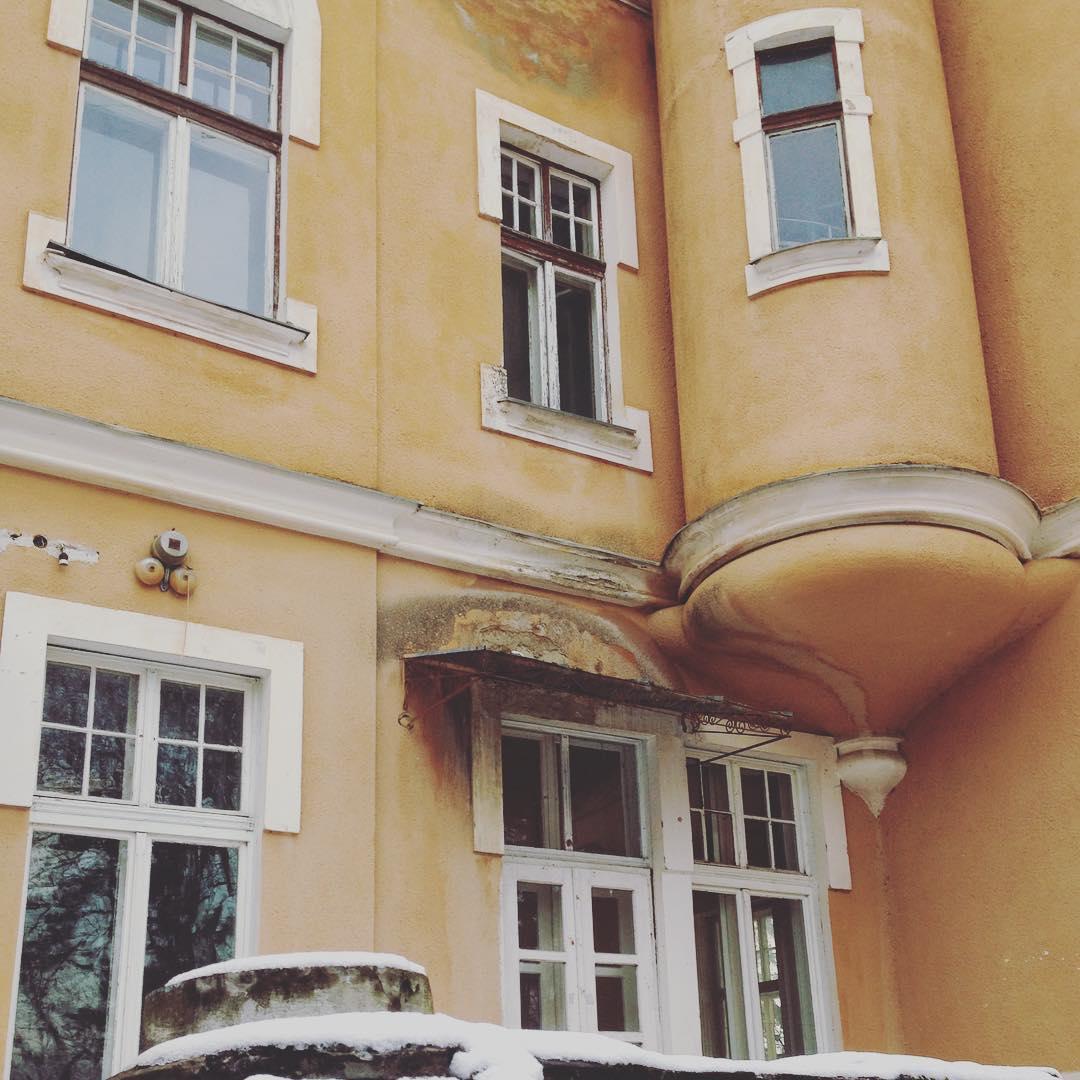 Castelul Calendar, o frumusețe la doar o oră de Cluj. Are 365 de ferestre, 52 de camere şi 7 terase