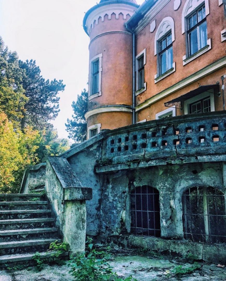 Castelul Calendar, o frumusețe la doar o oră de Cluj. Are 365 de ferestre, 52 de camere şi 7 terase