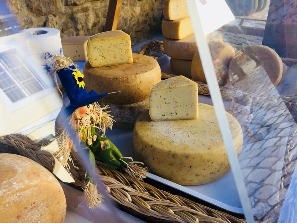 Catering cu produse locale/ O tânără revoluţionează mâncarea pentru ocazii speciale cu tarte, pateuri şi brânzeturi à la Cluj