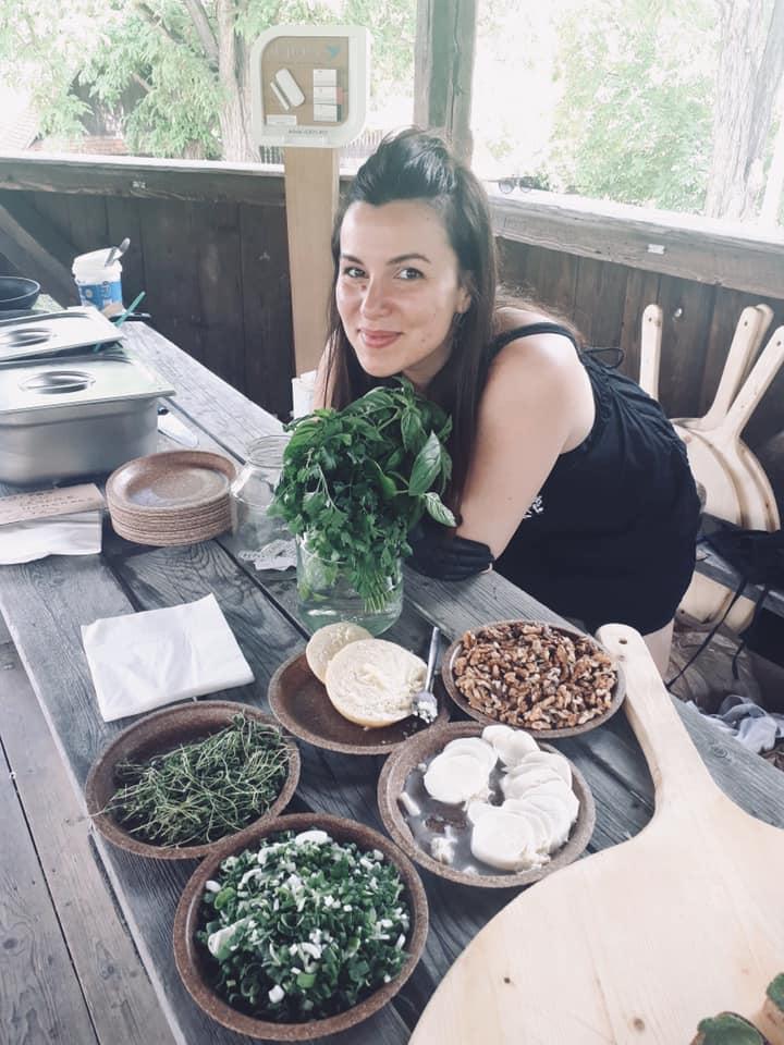 Catering cu produse locale/ O tânără revoluţionează mâncarea pentru ocazii speciale cu tarte, pateuri şi brânzeturi à la Cluj