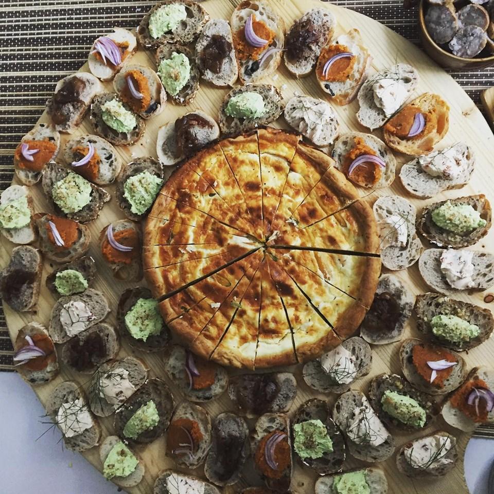 Catering cu produse locale/ O tânără revoluţionează mâncarea pentru ocazii speciale cu tarte, pateuri şi brânzeturi à la Cluj
