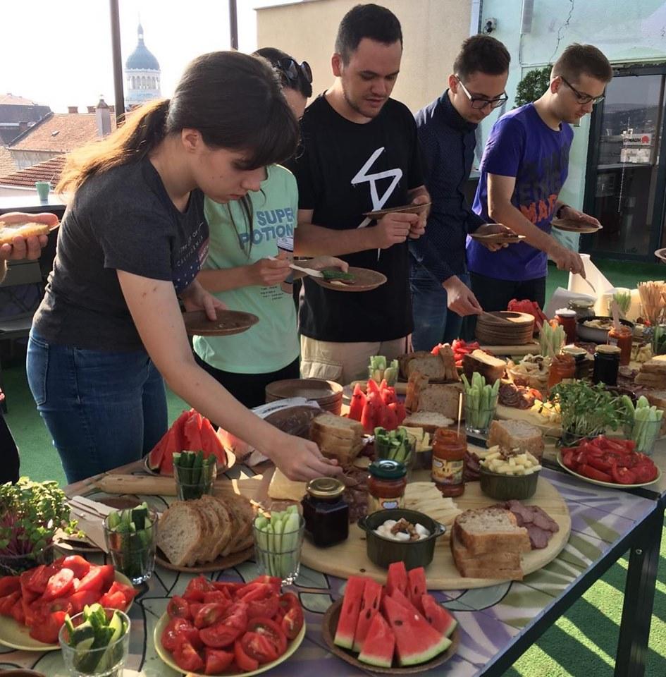 Catering cu produse locale/ O tânără revoluţionează mâncarea pentru ocazii speciale cu tarte, pateuri şi brânzeturi à la Cluj