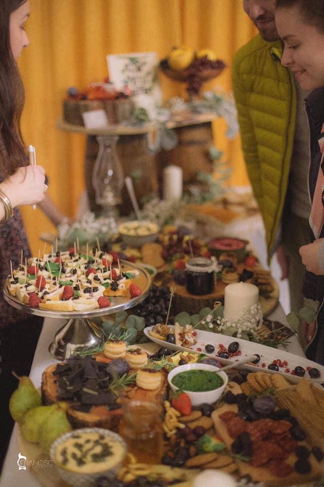 Catering cu produse locale/ O tânără revoluţionează mâncarea pentru ocazii speciale cu tarte, pateuri şi brânzeturi à la Cluj