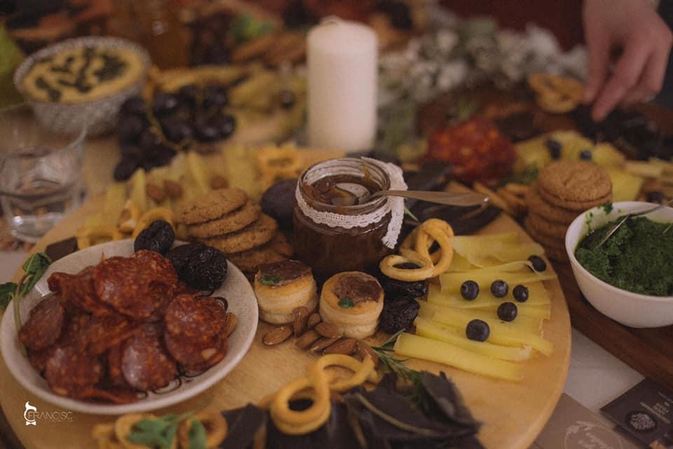 Catering cu produse locale/ O tânără revoluţionează mâncarea pentru ocazii speciale cu tarte, pateuri şi brânzeturi à la Cluj
