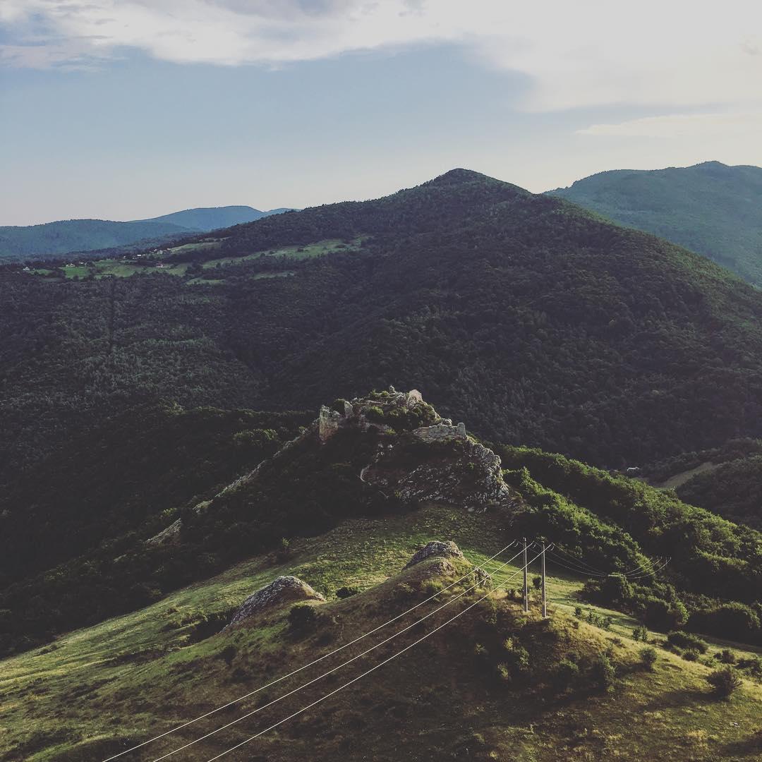 Destinație de weekend, lângă Cluj. Cetate cufundată în istorie, cu un trecut zbuciumat și dominat de mister