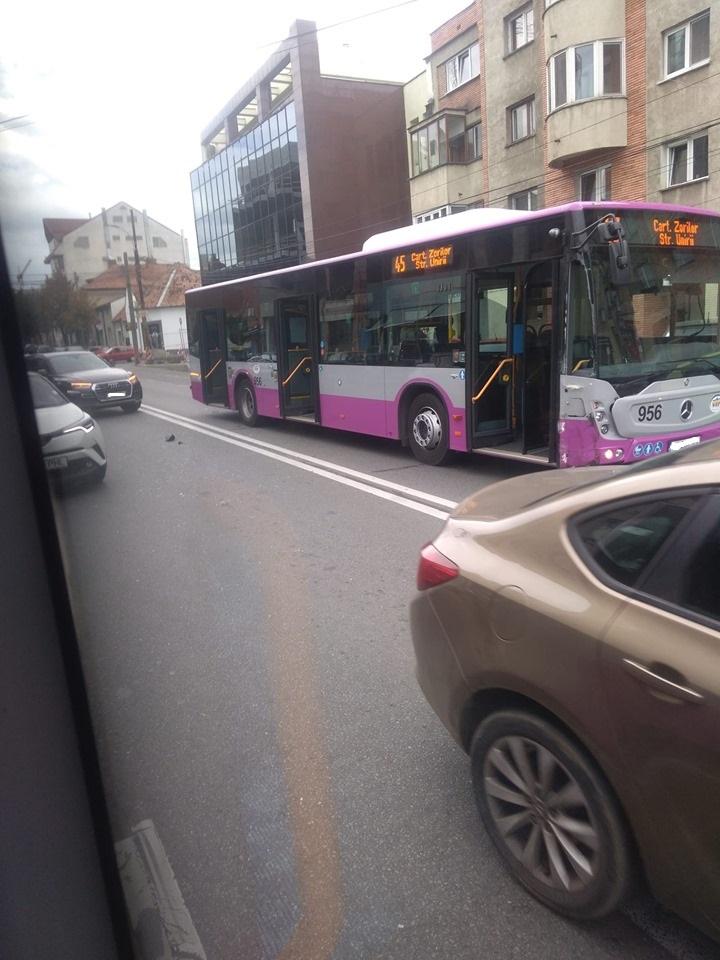 Accident între o mașină și un autobuz, în Gheorgheni