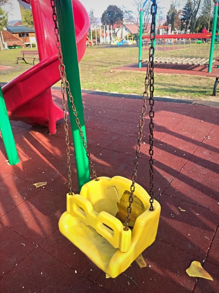 Parcul de pe Cetățuie, vandalizat. S-au ”distrat” punând petarde în coșurile de gunoi