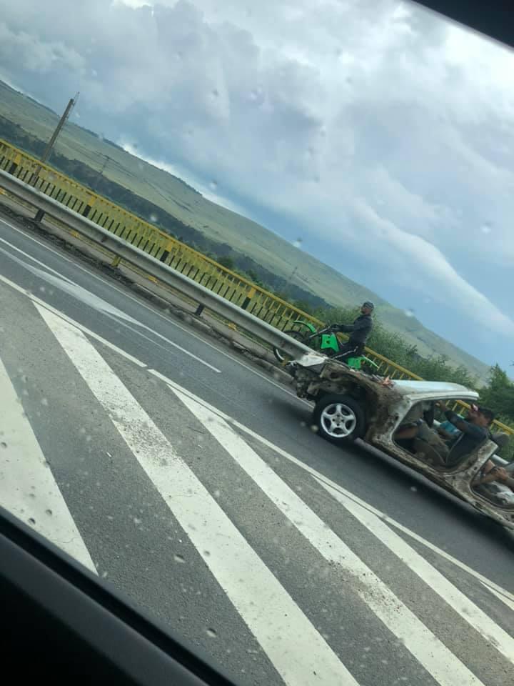 Se plimba cu jumătate de mașină prin Cluj. Poliţiştii au văzut imaginile pe internet, şoferul nu avea permis