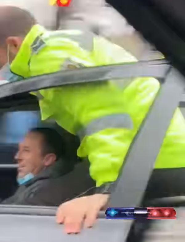 Scenă incredibilă în centrul Clujului! Polițist plimbat agățat de mașină încercând să oprească un șofer arogant