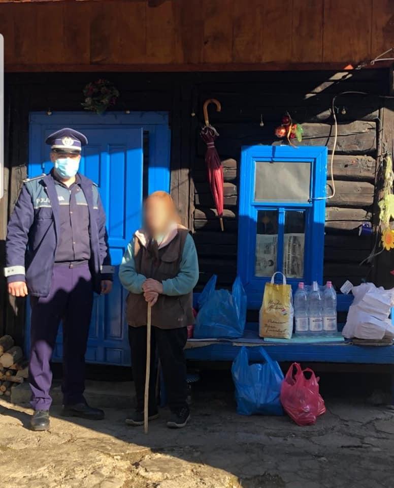 Polițiștii din Cluj au devenit ajutoarele lui Moș Crăciun. IPJ Cluj transmite: „De Crăciun, nu e greu să fii mai bun”