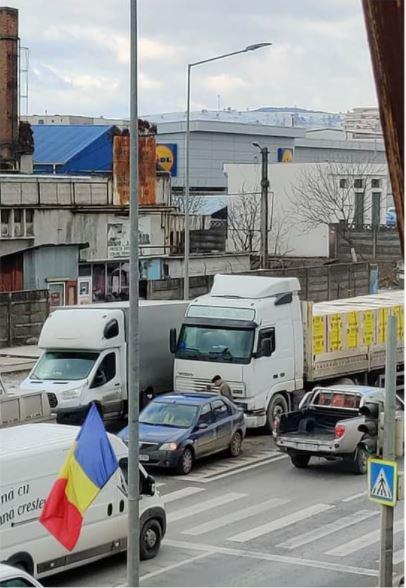 Accidente copie la indigo la câteva sute de metri distanță. Unul cu Poliția Locală, altul cu un camion