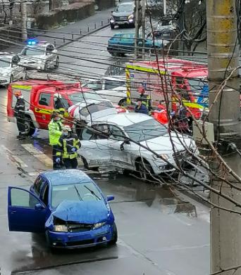 Accident în Mărăști! Un șofer a ajuns pe trotuar. Oamenii se plâng de vizibilitatea redusă