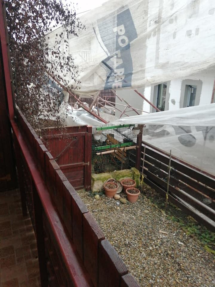 Tragedie evitată pe muchie de cuțit. Schelele de pe un șantier din Florești au căzut peste blocul învecinat