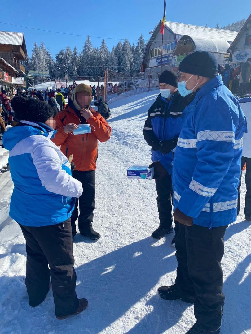 În loc de amenzi, jandarmii montani din Arieșeni, împart măști de protecție