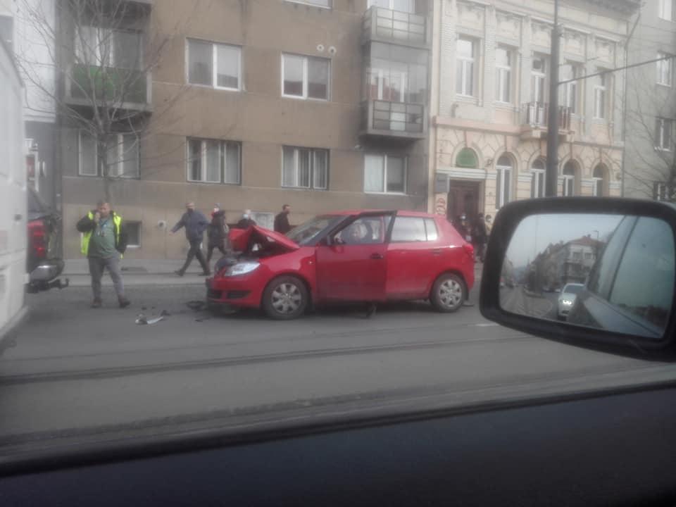 Accident în lanț pe Horea. Au fost  implicate trei mașini