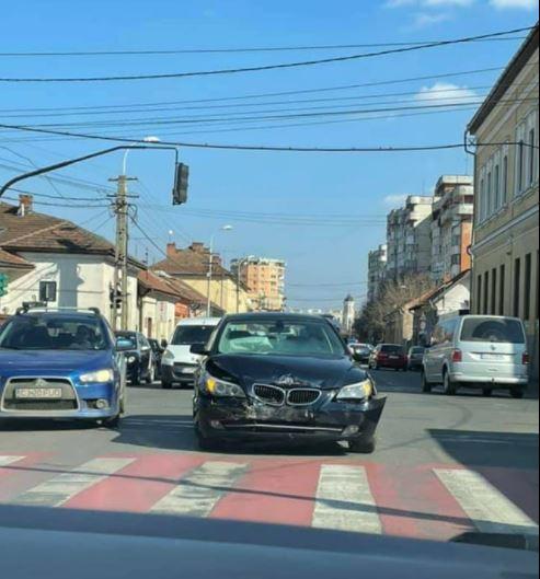 Accident la intersecția București cu Paris. Un șofer a intrat pe roșu