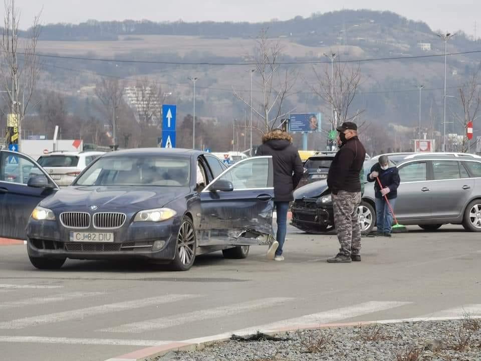 Doua masini, “sifonate” serios in parcare la Vivo