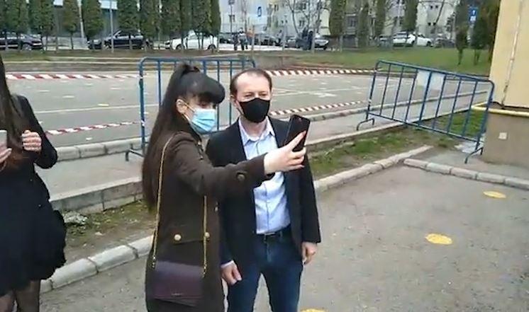 Ședință foto în curtea școlii, cu Cîțu. Premierul a luat o pauză de la întâlnirea de la Cluj și a stat la selfie-uri