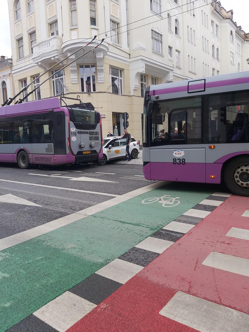 Accident pe Regele Ferdinand. Un taxi a intrat într-un troleibuz