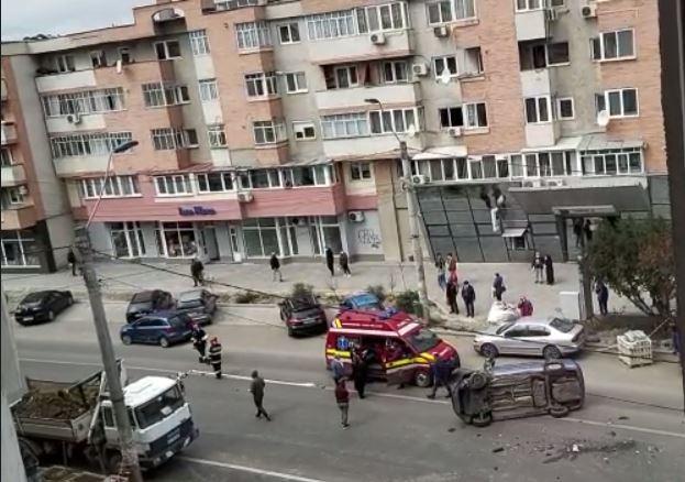 Accident-cascadorie în Turda. A scăpat cu viață după ce a lovit două mașini și s-a răsturnat