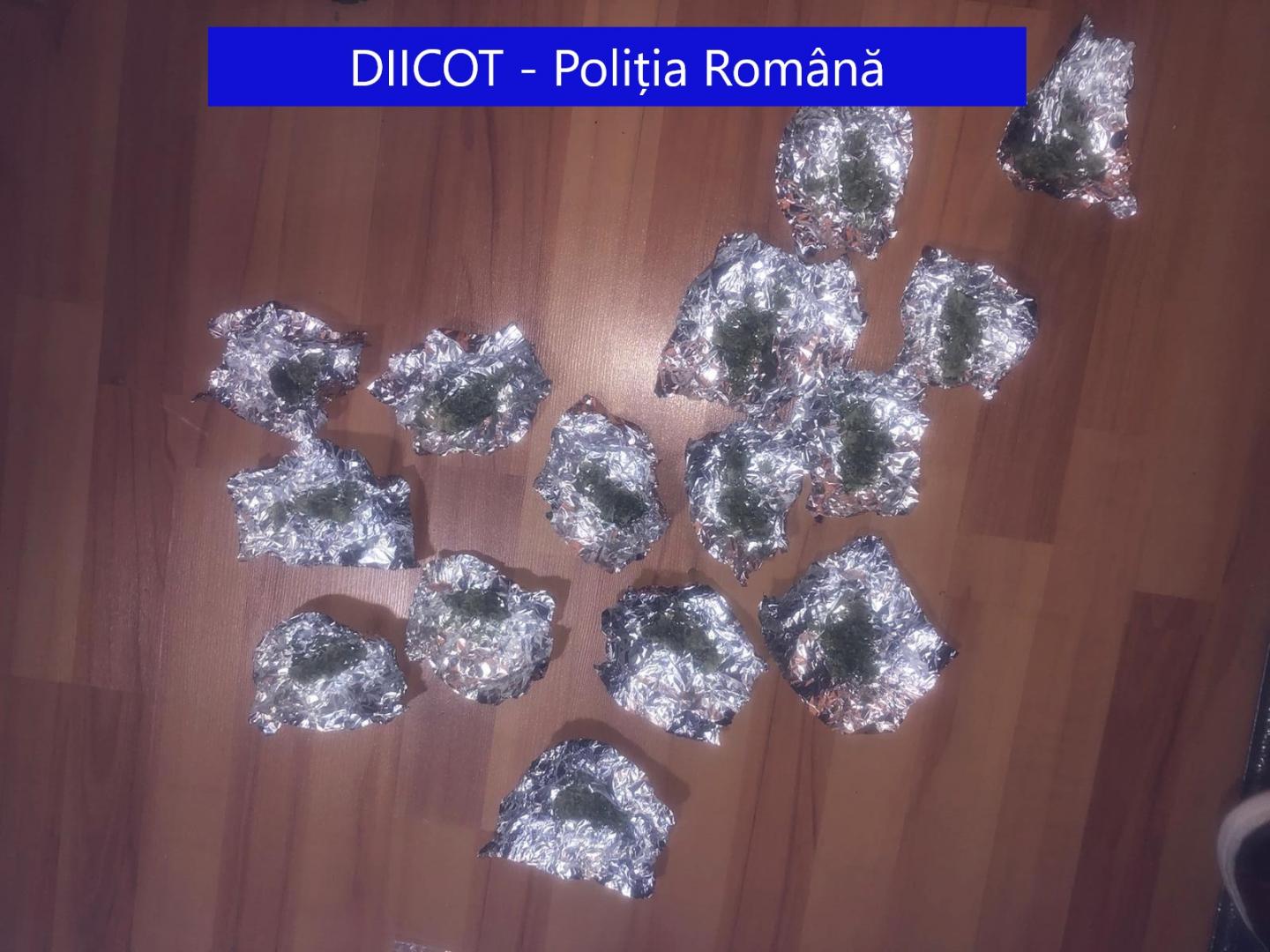 Percheziţii la traficanți de droguri  în Cluj și încă trei județe. Polițiștii au dat peste arme, cannabis și zeci de mii de euro