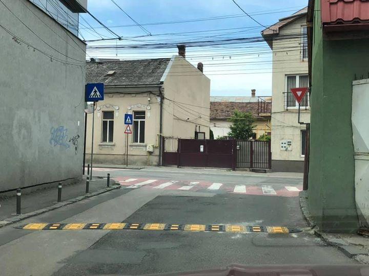 Bumpere de viteză nou instalate pe două străduțe din Cluj. "Ăștia de la Primărie chiar nu au pe ce arunca banii?"