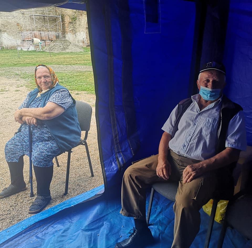 Vaccinare la castel, în Cluj. Povești din cortul de la Banffy