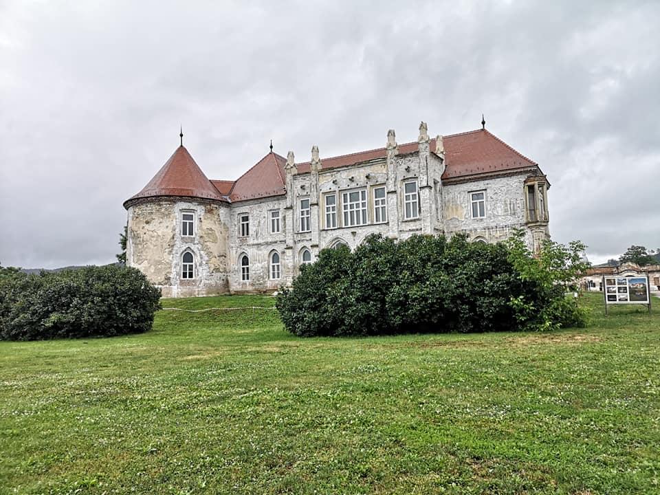Vaccinare la castel, în Cluj. Povești din cortul de la Banffy