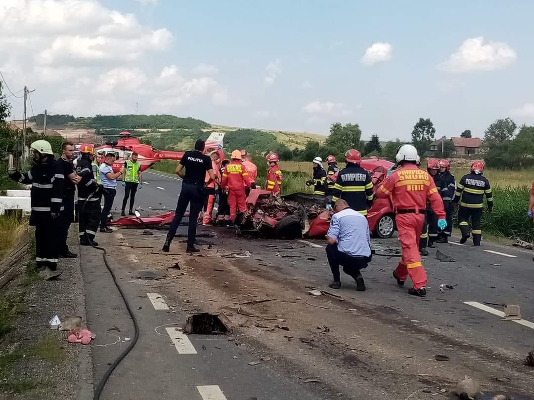 Accident grav la Cluj. Mașină făcută zob în Mihăiești după un impact cu un camion/ Trafic blocat