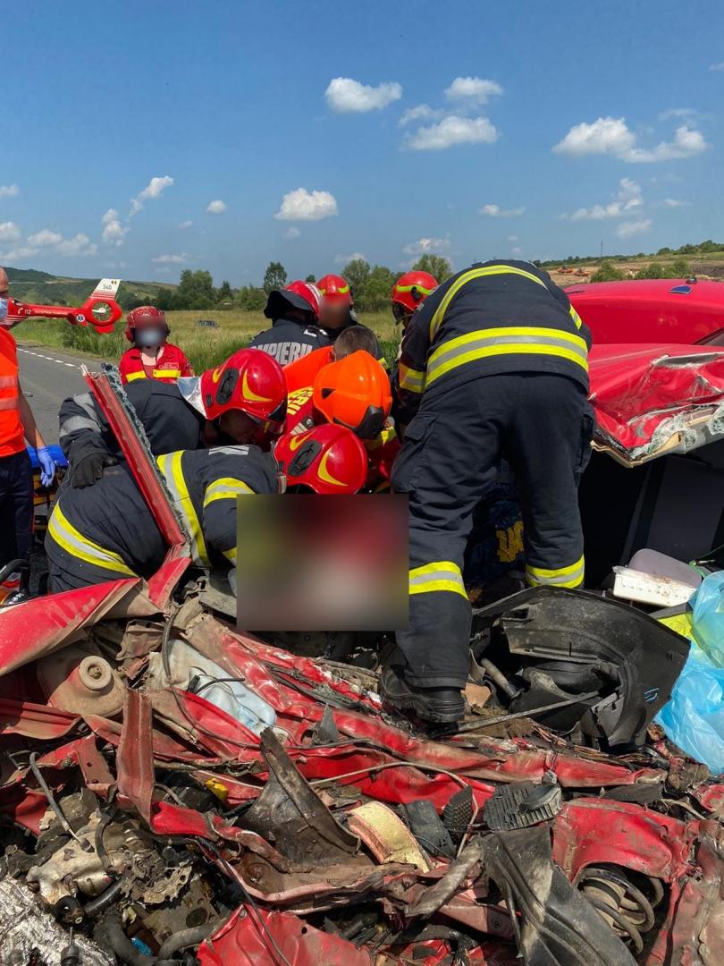 IMAGINI-ȘOC de la locul accidentului mortal din Mihăești! Femeia încarcerată a fost dusă cu elicopterul la spital
