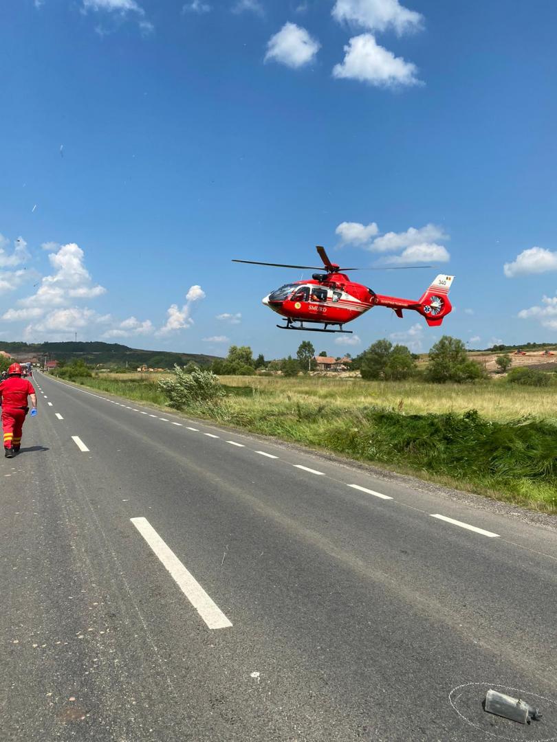 IMAGINI-ȘOC de la locul accidentului mortal din Mihăești! Femeia încarcerată a fost dusă cu elicopterul la spital