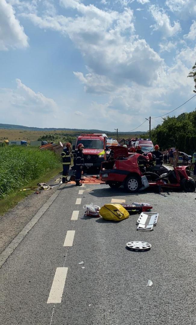 IMAGINI-ȘOC de la locul accidentului mortal din Mihăești! Femeia încarcerată a fost dusă cu elicopterul la spital