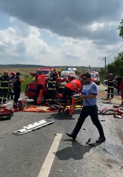 IMAGINI-ȘOC de la locul accidentului mortal din Mihăiești! Femeia încarcerată a fost dusă cu elicopterul la spital