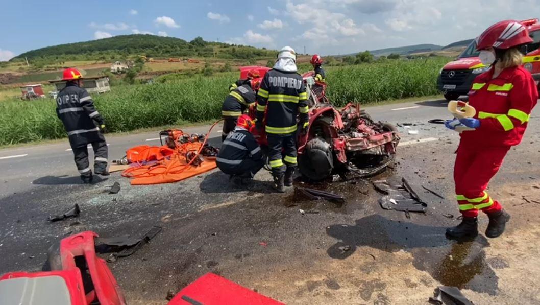 IMAGINI-ȘOC de la locul accidentului mortal din Mihăiești! Femeia încarcerată a fost dusă cu elicopterul la spital