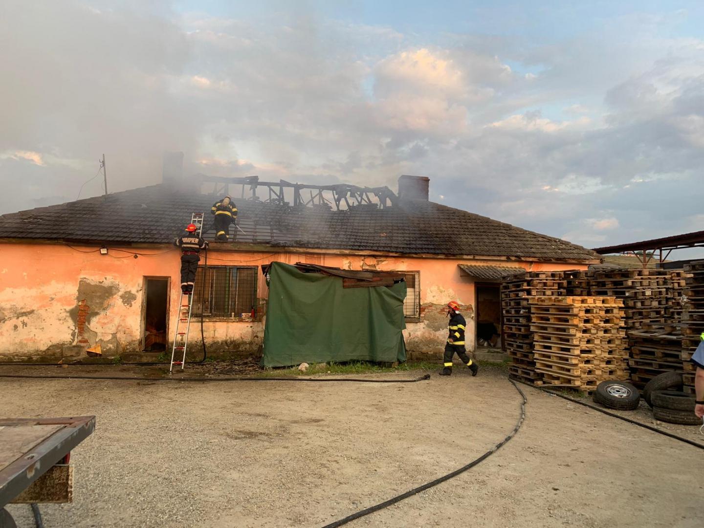 Un atelier de reparaţii din Cluj a fost distrus de flăcări în această dimineaţă. De la ce a pornit incendiul