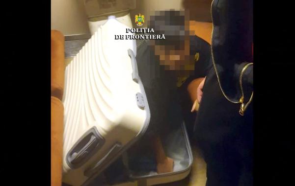 Adolescent din Afganistan, descoperit într-un geamantan în vama Curtici