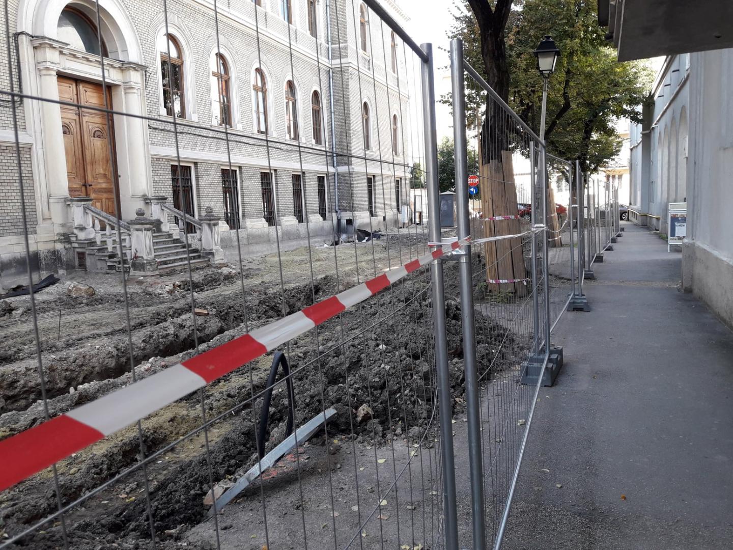 Câteva zile până sună clopoțelul! Școlile din centrul Clujului, înconjurate de garduri și șantiere