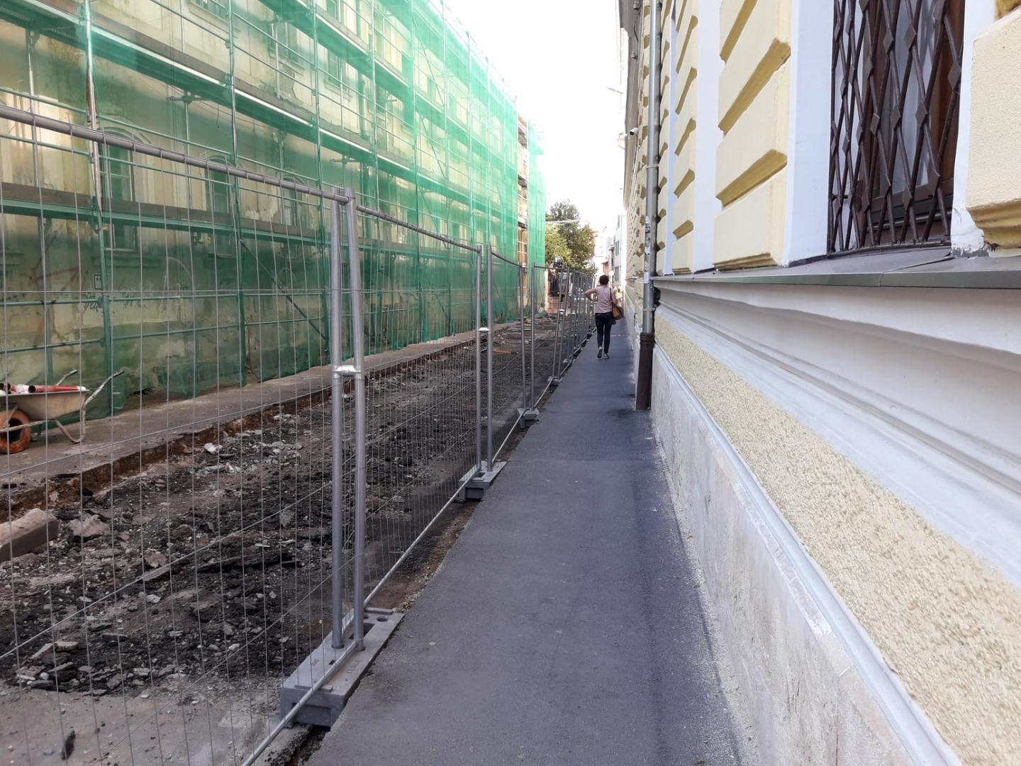 Câteva zile până sună clopoțelul! Școlile din centrul Clujului, înconjurate de garduri și șantiere