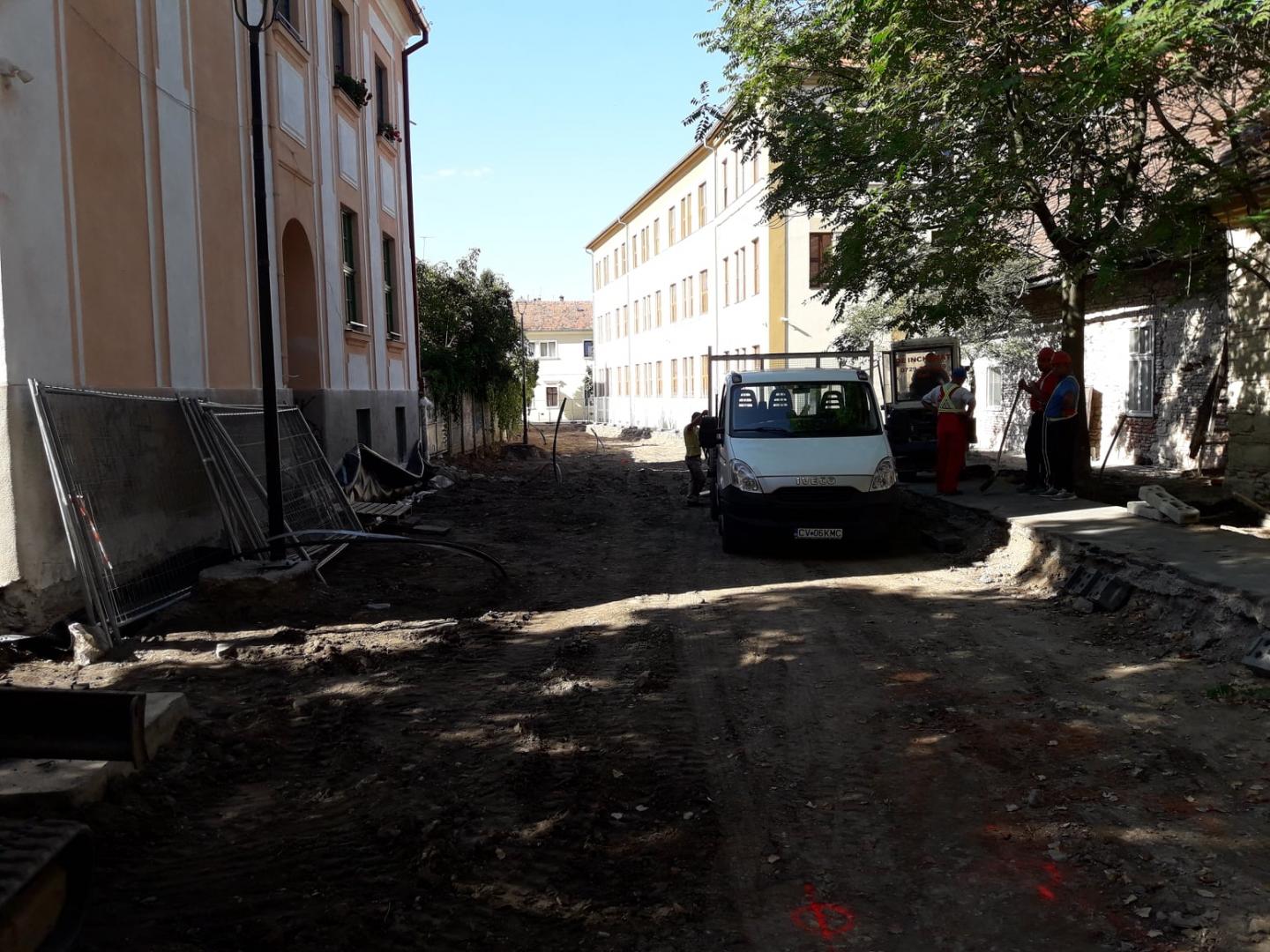 Câteva zile până sună clopoțelul! Școlile din centrul Clujului, înconjurate de garduri și șantiere
