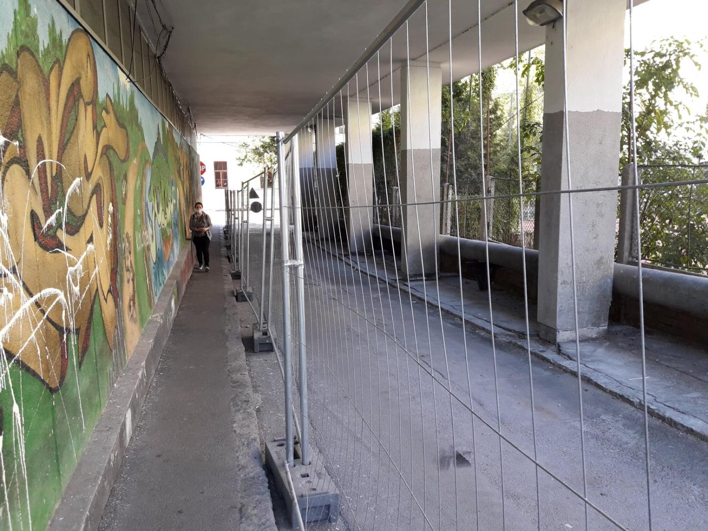 Câteva zile până sună clopoțelul! Școlile din centrul Clujului, înconjurate de garduri și șantiere