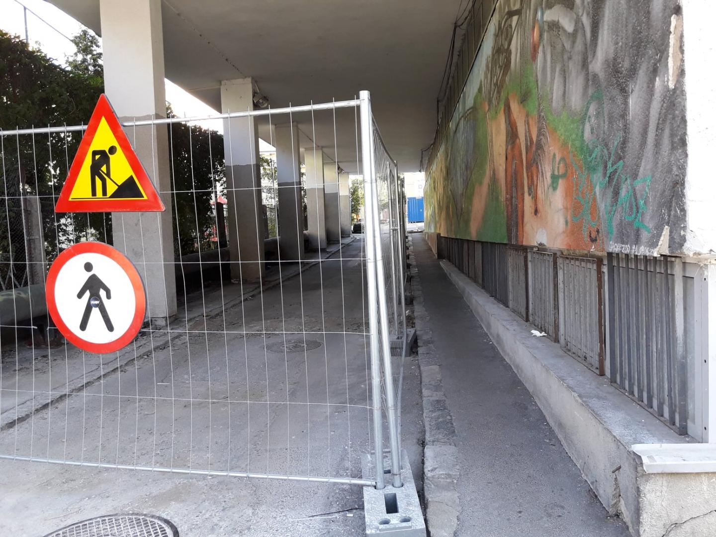 Câteva zile până sună clopoțelul! Școlile din centrul Clujului, înconjurate de garduri și șantiere