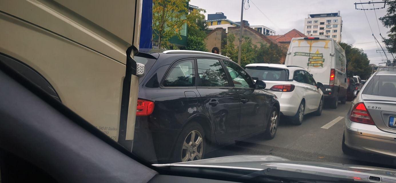 Accident în lanț pe București. Un TIR a rămas fără frâne