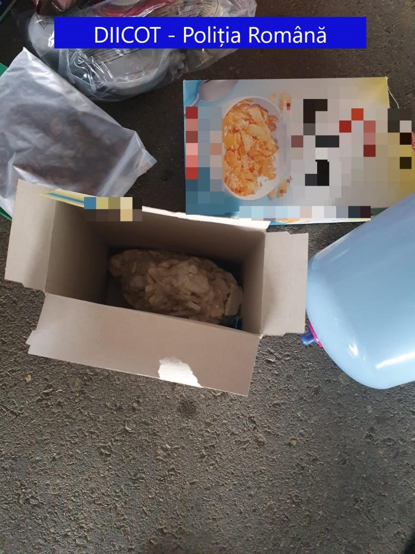 Traficant din Cluj, prins în timp ce ridica un colet cu peste 11 kg de droguri. Veneau din Olanda în cutii de cereale