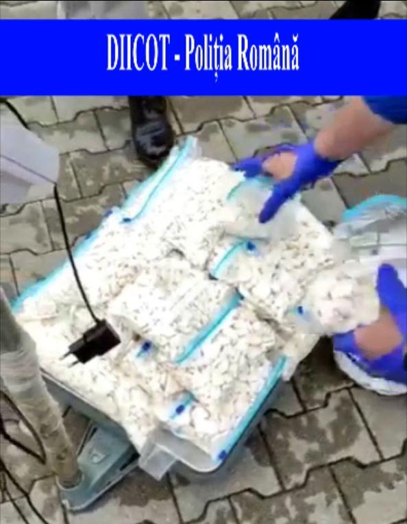 Traficant din Cluj, prins în timp ce ridica un colet cu peste 11 kg de droguri. Veneau din Olanda în cutii de cereale
