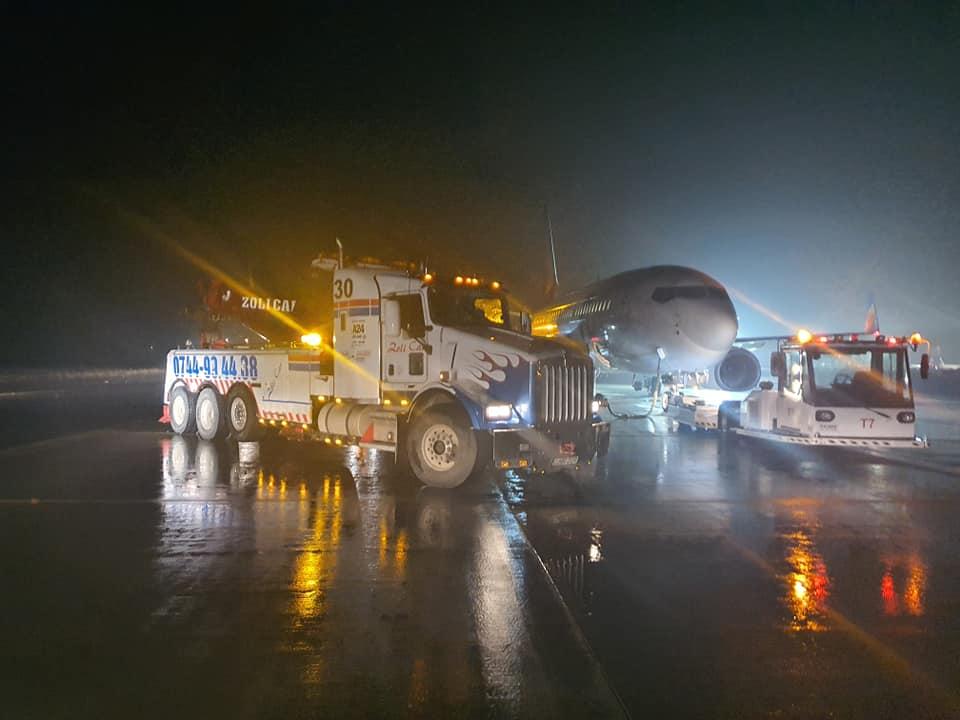 Cum a fost scos de pe pistă avionul care a luat foc la aterizare în Cluj