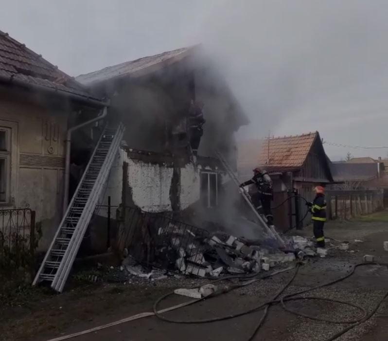 Casă cuprinsă de flăcări într-o localitate din Cluj. Tânăr cu arsuri, transportat la spital