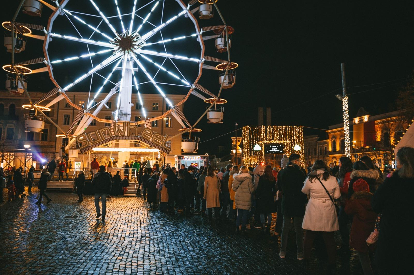 S-a deschis Târgul de Crăciun de la Cluj! Seara ploioasă nu i-a oprit pe clujeni să admire orașul din roata panoramică