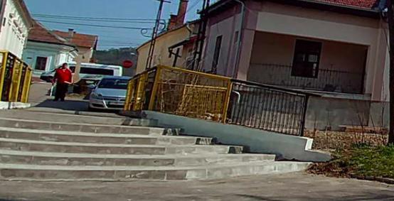 Întâmplare șocantă! Un șofer a coborât cu mașina în parc, pe scări, ca în filme
