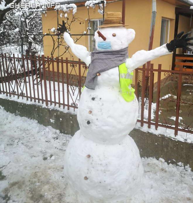 A apărut la Cluj omul de zăpadă cu masca de protecţie chirurgicală